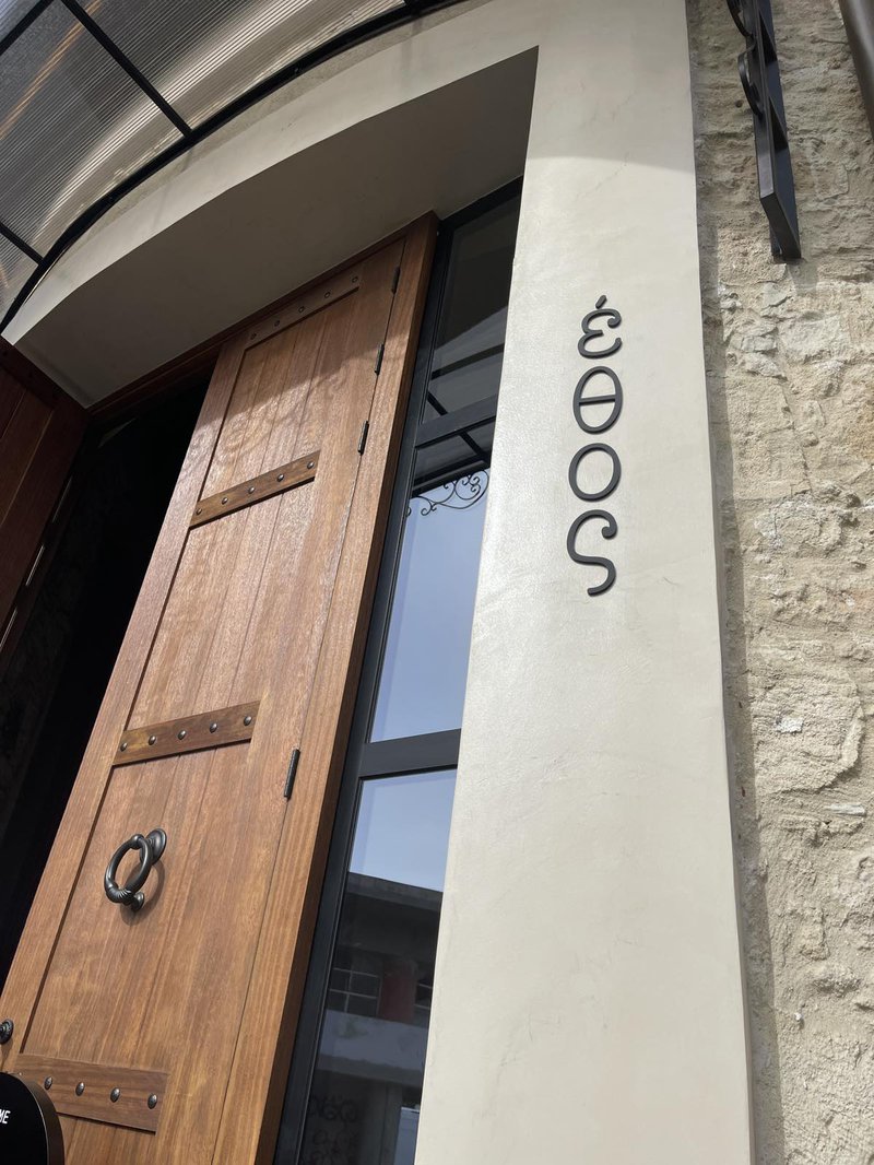 Αυτό είναι το νέο wine bar της Πάφου που έχει γίνει ‘talk of the town’ – Δείτε φωτογραφίες