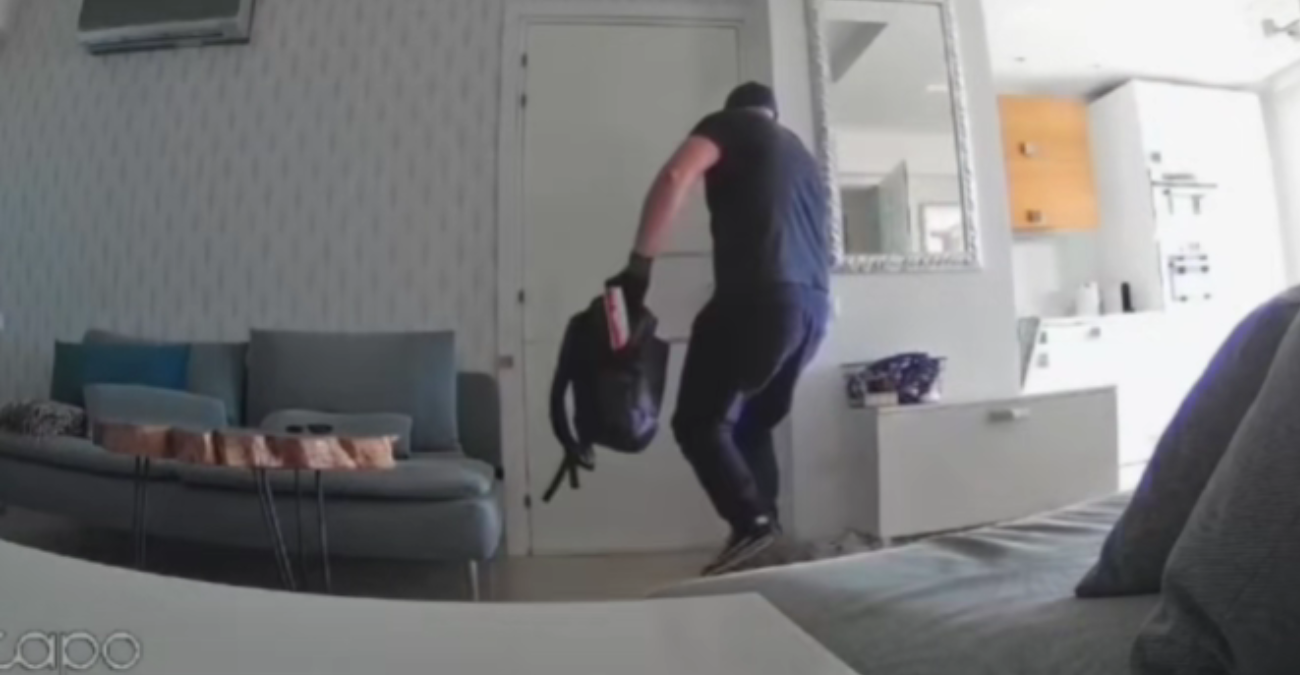 VIDEO: &Kappa;ά&mu;&epsilon;&rho;&alpha; &kappa;&alpha;&tau;&alpha;&gamma;&rho;ά&phi;&epsilon;&iota; &delta;&iota;&alpha;&rho;&rho;ή&kappa;&tau;&eta; &nu;&alpha; &epsilon;&iota;&sigma;&beta;ά&lambda;&lambda;&epsilon;&iota; &sigma;&epsilon; &sigma;&pi;ί&tau;&iota; &sigma;&tau;&eta; &Chi;&lambda;ώ&rho;&alpha;&kappa;&alpha; &kappa;&alpha;&iota; &gamma;ί&nu;&epsilon;&tau;&alpha;&iota; viral