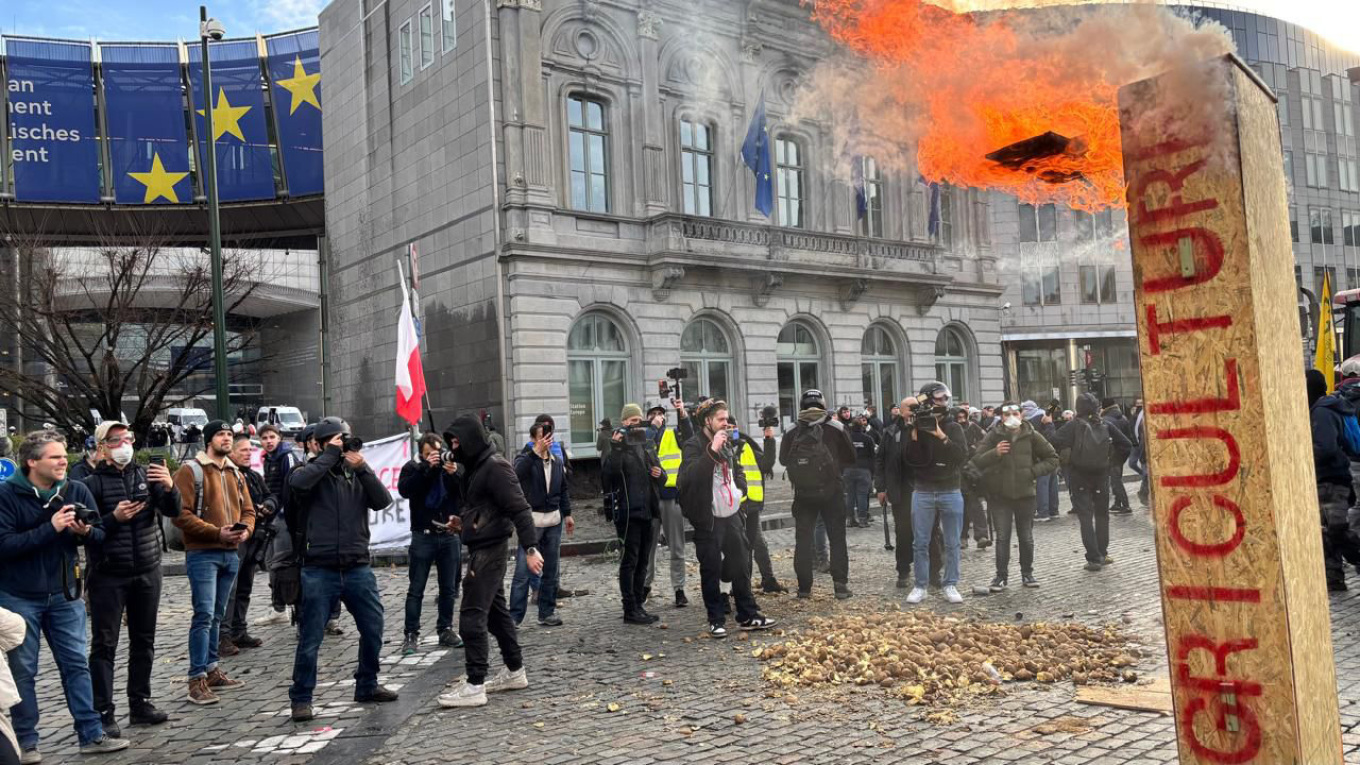 Φωτιές, καπνογόνα και δακρυγόνα στη συγκέντρωση των αγροτών μπροστά από το ευρωκοινοβούλιο