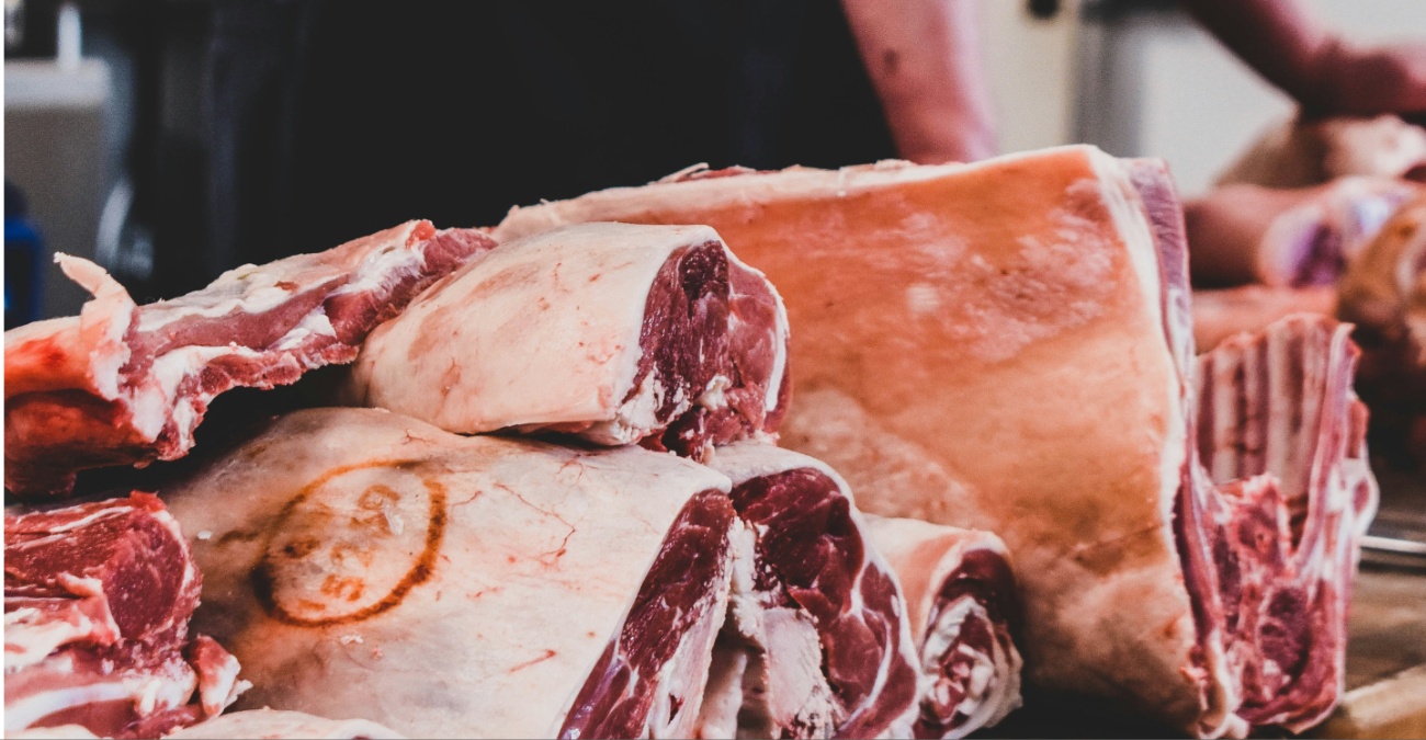 SOS από ΚΕΒΕ: Ο αφθώδης πυρετός «τινάζει στον αέρα» το πασχαλινό τραπέζι και την οικονομία