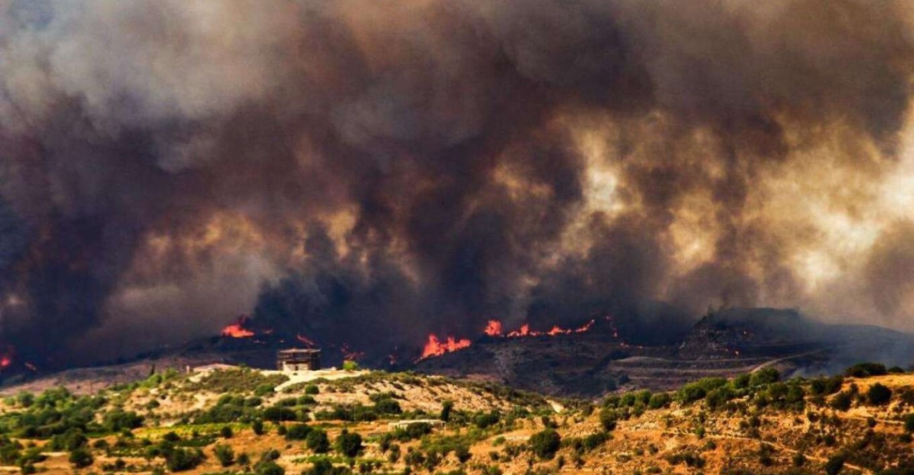 Κοινοτάρχης στο Ψάθι: «Ήταν όπως τον ανεμοστρόβιλο με φωτιά και προχωρούσε» - Κάηκαν τρία σπίτια, πολλές ζημιές