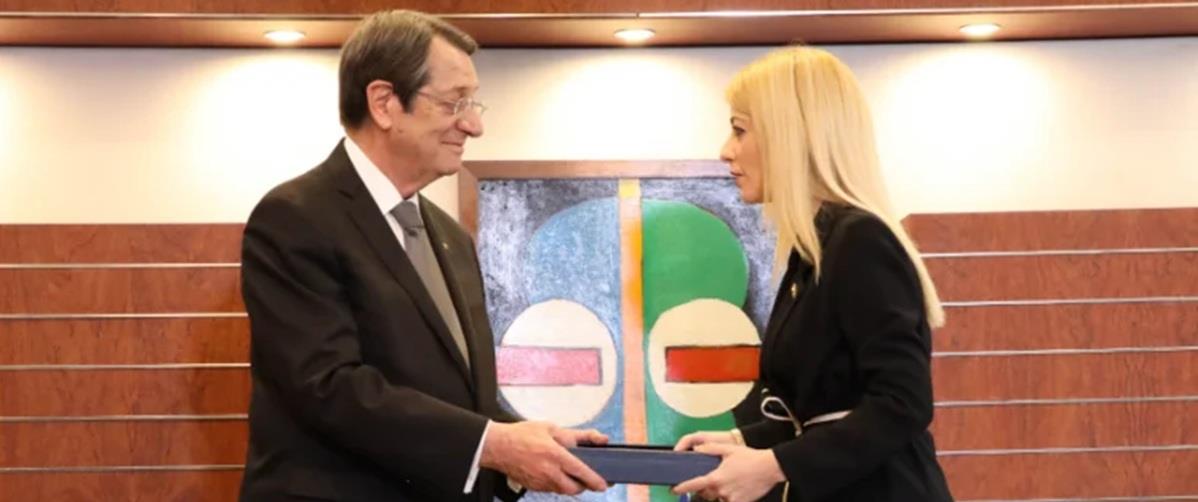 &Sigma;&upsilon;&gamma;&chi;&alpha;&rho;&eta;&tau;ή&rho;&iota;&alpha; &Alpha;&nu;&alpha;&sigma;&tau;&alpha;&sigma;&iota;ά&delta;&eta; &sigma;&epsilon; &Delta;&Eta;&Sigma;&Upsilon; &kappa;&alpha;&iota; &Alpha;&nu;&nu;ί&tau;&alpha; &gamma;&iota;&alpha; &tau;&omicron; &epsilon;&kappa;&lambda;&omicron;&gamma;&iota;&kappa;ό &alpha;&pi;&omicron;&tau;έ&lambda;&epsilon;&sigma;&mu;&alpha; - &laquo;&Eta; &delta;&eta;&mu;&omicron;&kappa;&rho;&alpha;&tau;ί&alpha; &nu;ί&kappa;&eta;&sigma;&epsilon; &tau;&eta;&nu; &tau;&omicron;&xi;&iota;&kappa;ό&tau;&eta;&tau;&alpha;&raquo;