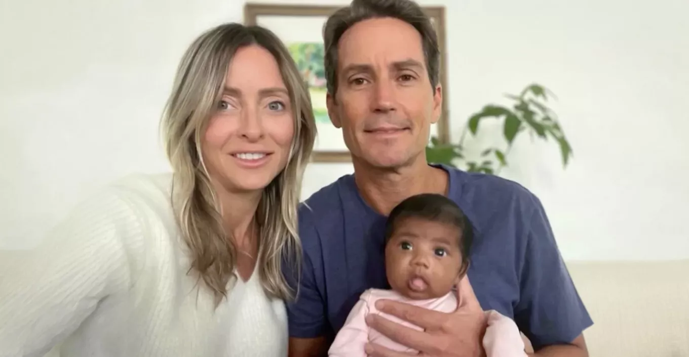 Το ζευγάρι που γέννησε μαύρο μωρό μετά από λάθος στην εξωσωματική βρήκε τους γενετικούς γονείς – Λουκέτο στην κλινική