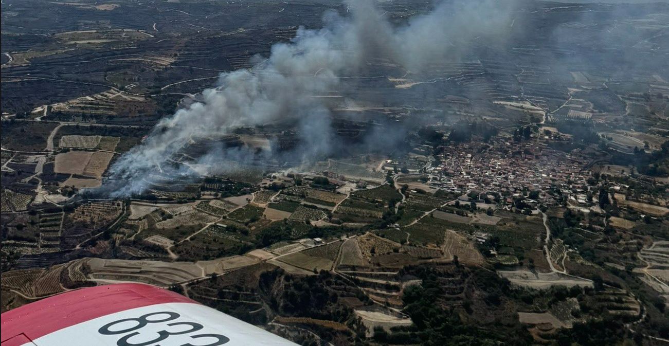 «Φουντώνει» η πυρκαγιά στο Όμοδος: Στη μάχη πέντε πτητικά μέσα – Προστατεύονται κατοικίες