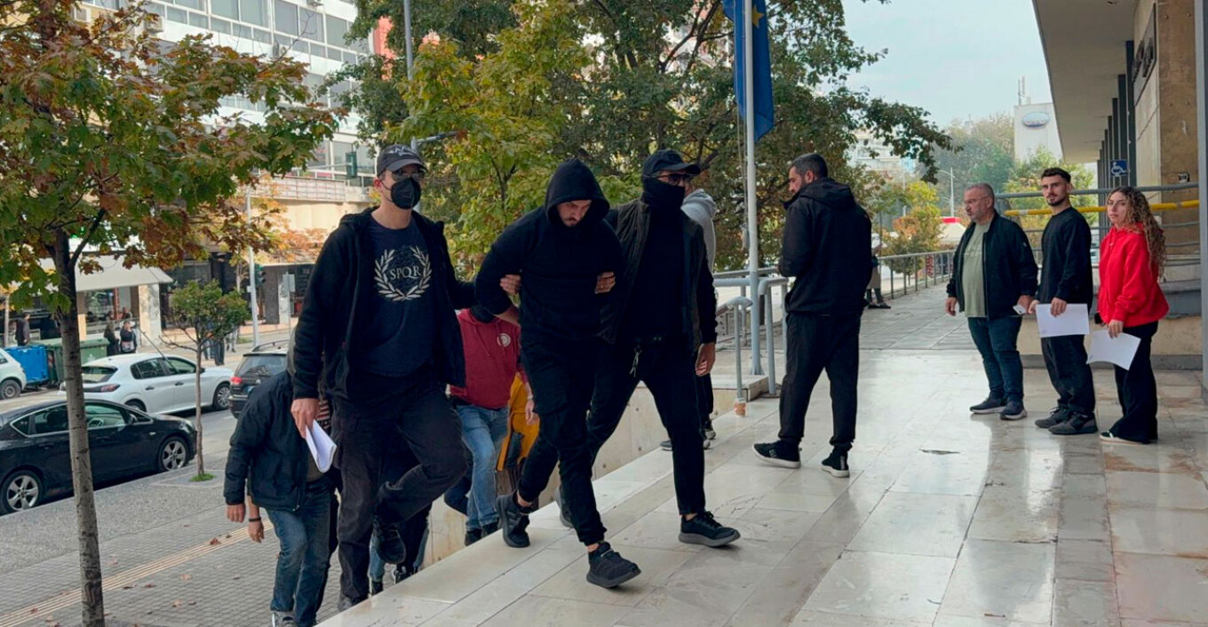 Video: Η στιγμή που μεταφέρονται στην Εισαγγελία οι δύο για τον φόνο του Δημοσθένους Video: Η στιγμή που μεταφέρονται στην Εισαγγελία οι δύο για τον φόνο του Δημοσθένους