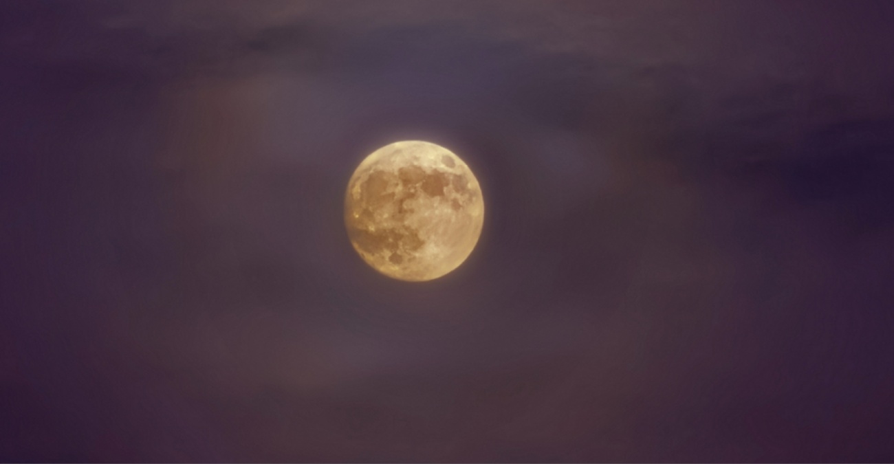 Ροζ πανσέληνος απόψε: Μύθος ή αλήθεια ότι είναι «κλέφτης» του ύπνου και της διάθεσης;