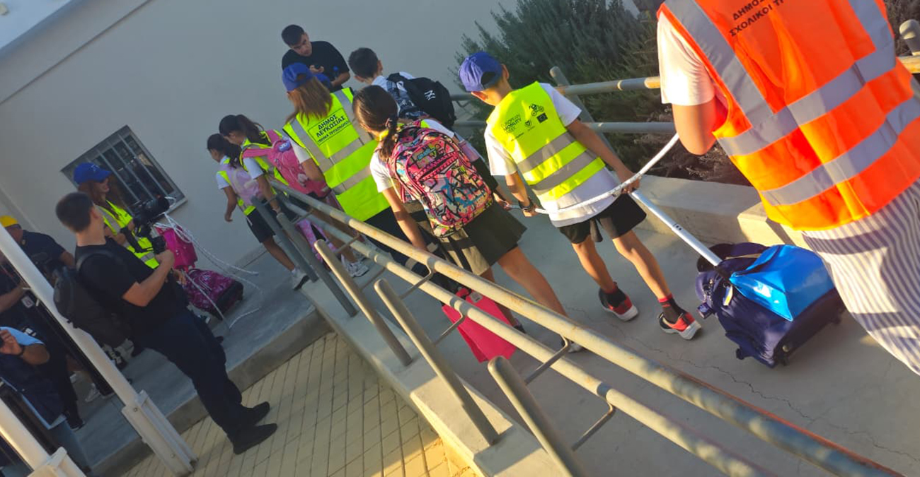 Καινοτομία στην Αγλαντζιά με το «walking bus» – Μαθητές περπατάνε με ασφάλεια στο σχολείο