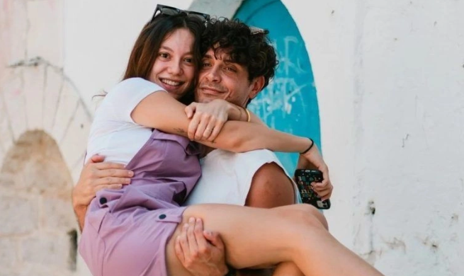 &Alpha;&theta;&eta;&nu;ά &Rho;&omicron;&delta;ί&tau;&omicron;&upsilon; &ndash; &Mu;ά&rho;&iota;&omicron;&sigmaf; &Mu;&alpha;&rho;&iota;ό&lambda;&omicron;&sigmaf;: Έ&kappa;&alpha;&nu;&alpha;&nu; &tau;&omicron; &epsilon;&pi;ό&mu;&epsilon;&nu;&omicron; &beta;ή&mu;&alpha; &sigma;&tau;&eta; &sigma;&chi;έ&sigma;&eta; &tau;&omicron;&upsilon;&sigmaf;