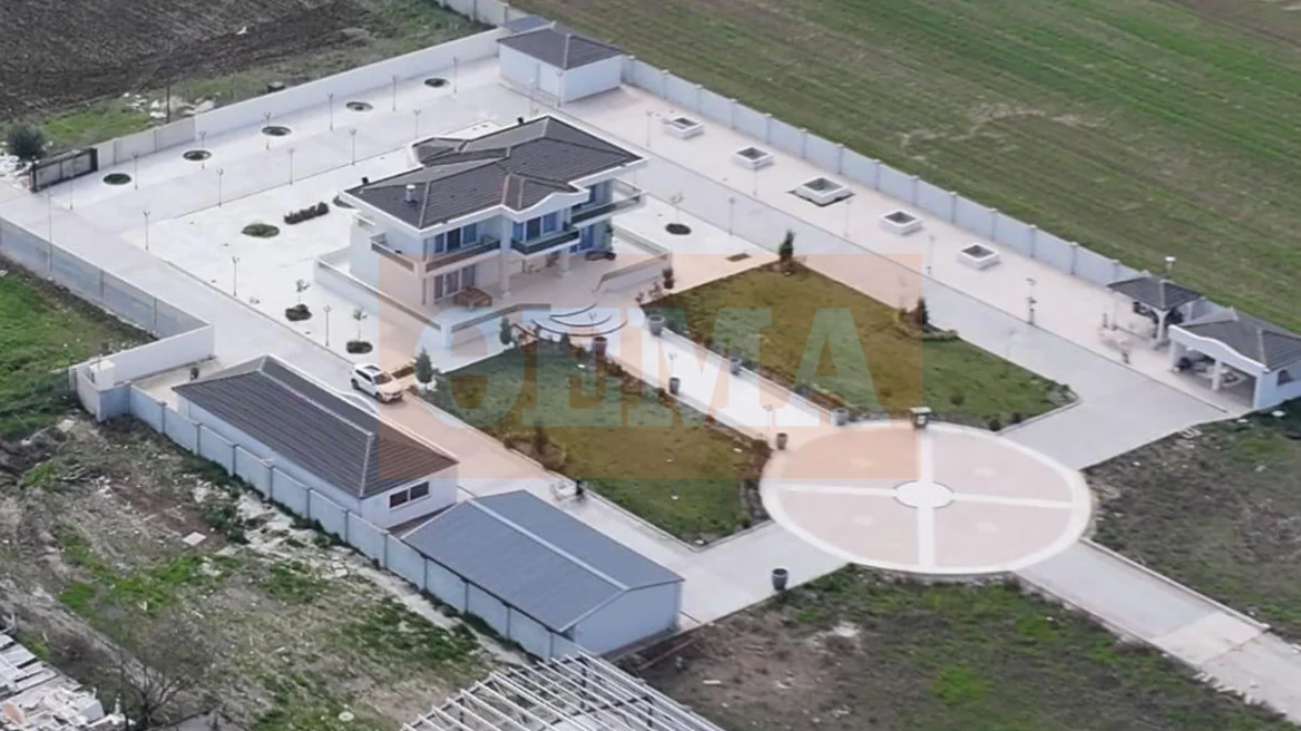 &Omicron;&iota;&kappa;&omicron;&gamma;έ&nu;&epsilon;&iota;&alpha; &Rho;&omicron;&mu;ά &pi;&omicron;&upsilon; &epsilon;&mu;&pi;&lambda;έ&kappa;&epsilon;&tau;&alpha;&iota; &sigma;&tau;&eta;&nu; &alpha;&pi;ά&tau;&eta; &mu;&epsilon; &tau;&iota;&sigmaf; &chi;&rho;&upsilon;&sigma;έ&sigmaf; &lambda;ί&rho;&epsilon;&sigmaf; &epsilon;ί&chi;&epsilon; &mu;έ&chi;&rho;&iota; &kappa;&alpha;&iota; &epsilon;&lambda;&iota;&kappa;&omicron;&delta;&rho;ό&mu;&iota;&omicron; &sigma;&tau;&eta; &beta;ί&lambda;&alpha; &tau;&eta;&sigmaf; - &Delta;&epsilon;ί&tau;&epsilon; &epsilon;&iota;&kappa;ό&nu;&epsilon;&sigmaf;