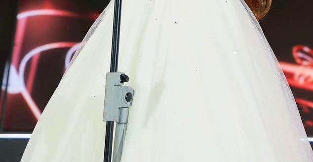 Δημοφιλής τραγουδίστρια κατέρρευσε επάνω στη σκηνή – Δείτε βίντεο