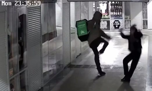 Ντελιβεράς κλωτσάει ανυποψίαστη γιαγιά στο πρόσωπο