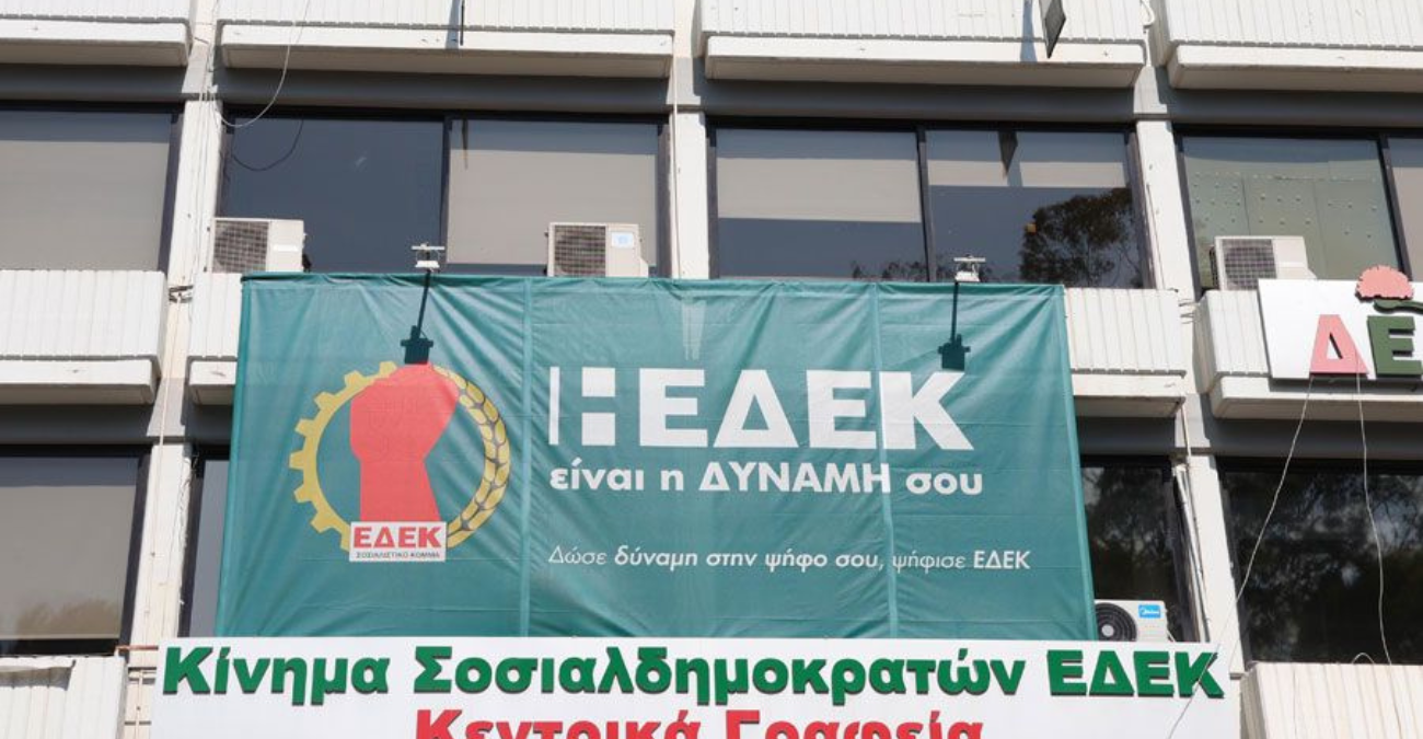 &Epsilon;&Delta;&Epsilon;&Kappa;: &Eta; &mu;ά&chi;&eta; &tau;&eta;&sigmaf; &epsilon;&pi;ό&mu;&epsilon;&nu;&eta;&sigmaf; &eta;&mu;έ&rho;&alpha;&sigmaf; ά&rho;&chi;&iota;&sigma;&epsilon;- &Mu;&epsilon;&tau;&alpha;&beta;&alpha;&tau;&iota;&kappa;ή &pi;&rho;&omicron;&epsilon;&delta;&rho;ί&alpha;, &alpha;&mu;&phi;&iota;&sigma;&beta;ή&tau;&eta;&sigma;&eta; &kappa;&alpha;&iota; &eta; &sigma;ύ&gamma;&kappa;&rho;&omicron;&upsilon;&sigma;&eta; &gamma;&iota;&alpha; &tau;&eta;&nu; &laquo;&psi;&upsilon;&chi;ή&raquo; &tau;&omicron;&upsilon; &kappa;ό&mu;&mu;&alpha;&tau;&omicron;&sigmaf;