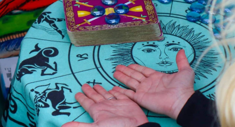 &Mu;ά&nu;&tau;&eta;&sigmaf; &laquo;&pi;&rho;&omicron;έ&beta;&lambda;&epsilon;&psi;&epsilon;&raquo; &kappa;&lambda;&omicron;&pi;ή &kappa;&alpha;&iota;&hellip; &tau;&eta;&nu; έ&kappa;&alpha;&nu;&epsilon; &omicron; ί&delta;&iota;&omicron;&sigmaf; - &Sigma;&upsilon;&nu;&epsilon;&lambda;ή&phi;&theta;&eta; έ&xi;&omega; &alpha;&pi;ό &nu;&alpha;ό