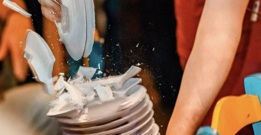 Video: Κινδυνεύει με φυλάκιση όποιος σπάει πιάτα σε νυχτερινό κέντρο η έχει στην κατοχή του χειροπέδες