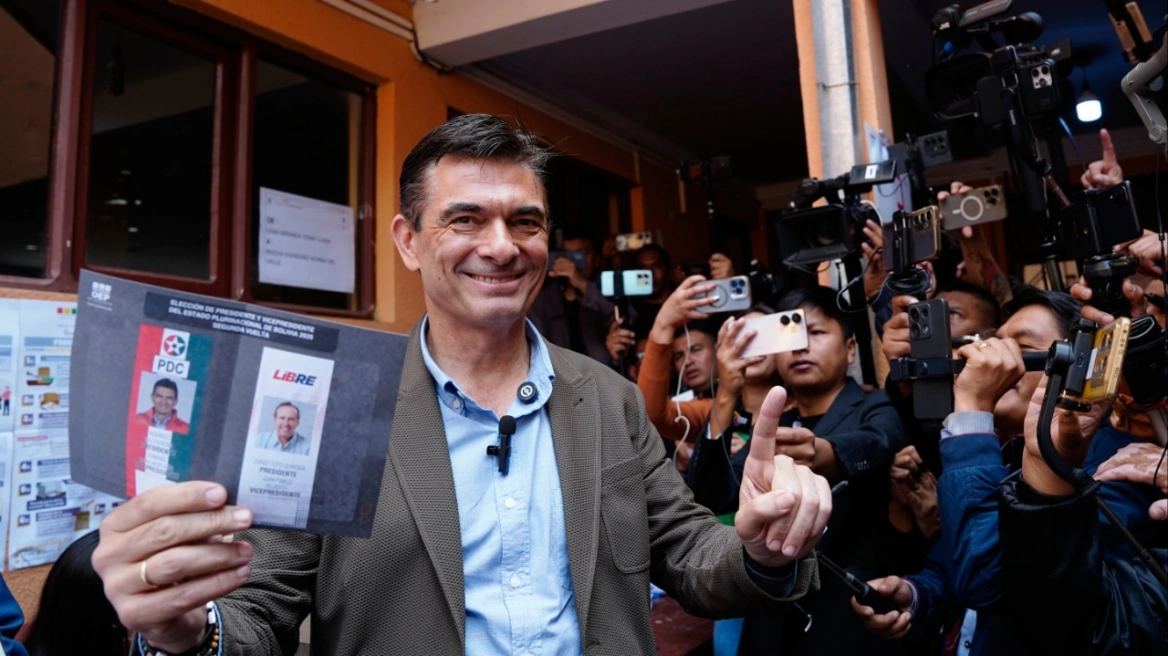 Ο κεντροδεξιός γερουσιαστής Ροδρίγο Πας εκλέγεται νέος πρόεδρος της Βολιβίας Ο κεντροδεξιός γερουσιαστής Ροδρίγο Πας εκλέγεται νέος πρόεδρος της Βολιβίας