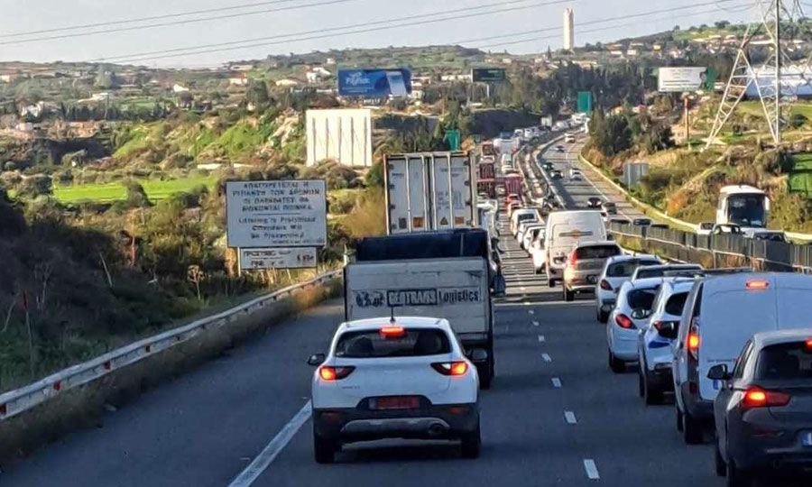 Τροχαίο με αναποδογυρισμένο όχημα στον αυτοκινητόδρομο - Κυκλοφοριακό χάος στο σημείο - Δείτε φωτογραφίες