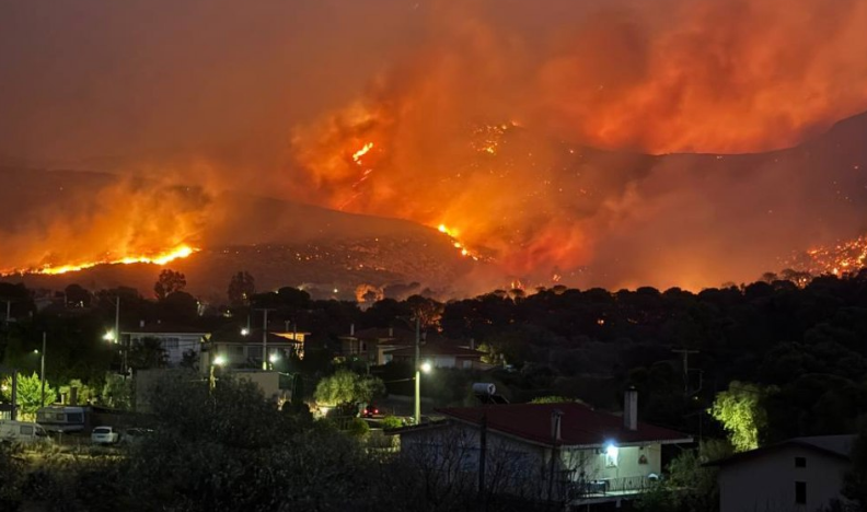 Πύρινος εφιάλτης στην Αττική: Ενας νεκρός, κάηκαν σπίτια – Τιτάνια μάχη δίνουν οι πυροσβεστικές δυνάμεις Πύρινος εφιάλτης στην Αττική: Ενας νεκρός, κάηκαν σπίτια – Τιτάνια μάχη δίνουν οι πυροσβεστικές δυνάμεις