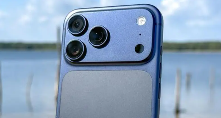 Το iPhone 17 κατηγορείται ότι βγαίνει ήδη γρατζουνισμένο από το κουτί