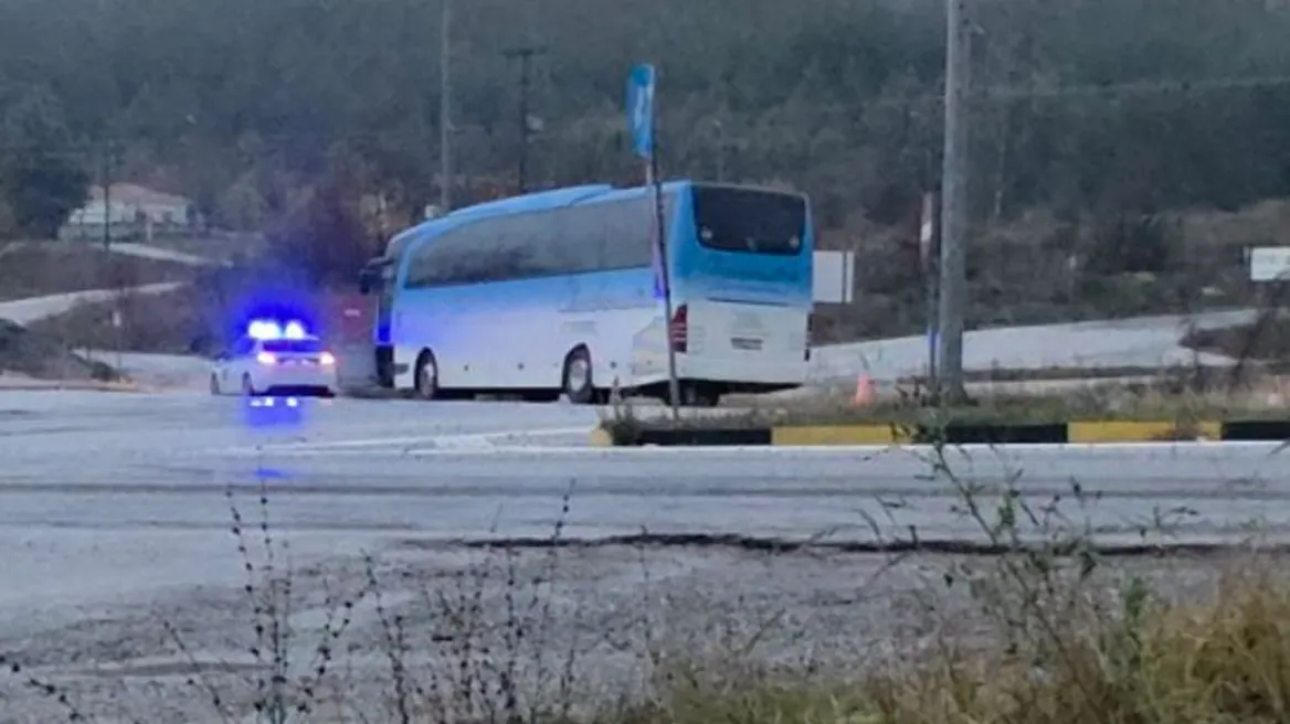 Τραγωδία στην Ελλάδα: Εξετράπη λεωφορείο με 40 εργαζομένους της ΔΕΗ – Νεκρός ο οδηγός μετά από ανακοπή