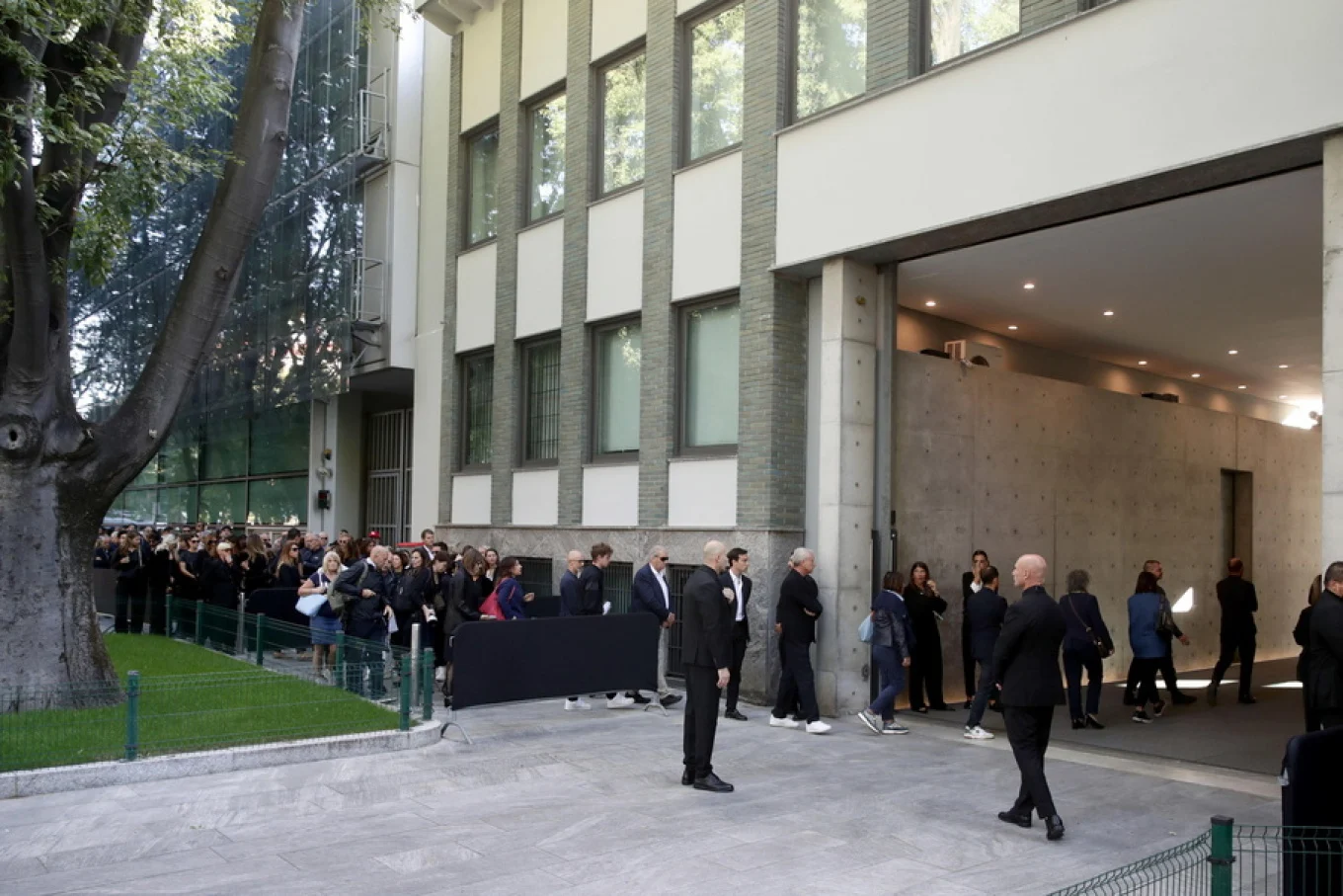 Χιλιάδες άνθρωποι στο λαϊκό προσκύνημα της σορού του Τζόρτζιο Αρμάνι στο Μιλάνο