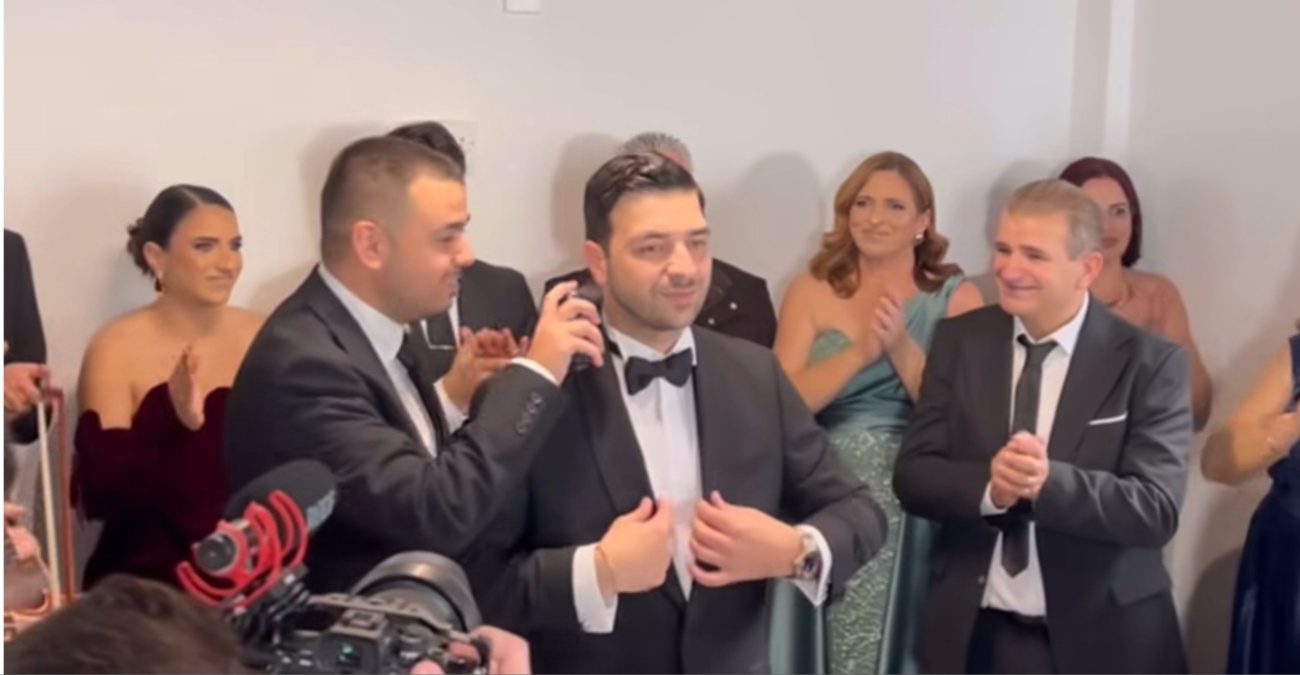 &Lambda;ά&mu;&pi;&epsilon;&iota; &alpha;&pi;ό &epsilon;&upsilon;&tau;&upsilon;&chi;ί&alpha; &omicron; &Chi;ά&rho;&eta;&sigmaf; &Pi;&alpha;&pi;&alpha;&theta;&epsilon;&omicron;&chi;ά&rho;&omicron;&upsilon;&sigmaf; &ndash; &Pi;&alpha;&nu;&tau;&rho;&epsilon;ύ&epsilon;&tau;&alpha;&iota; &sigma;ή&mu;&epsilon;&rho;&alpha; &tau;&eta; &Theta;&epsilon;&omicron;&gamma;&nu;&omega;&sigma;ί&alpha; - &Sigma;&upsilon;&gamma;&kappa;ί&nu;&eta;&sigma;&eta; &kappa;&alpha;&iota; &delta;ά&kappa;&rho;&upsilon;&alpha; &sigma;&tau;&alpha; &laquo;&alpha;&lambda;&lambda;ά&mu;&alpha;&tau;&alpha;&raquo; - &Delta;&epsilon;ί&tau;&epsilon; &phi;&omega;&tau;&omicron;&gamma;&rho;&alpha;&phi;ί&epsilon;&sigmaf;