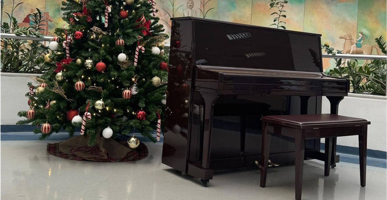 Ασθενείς του Ογκολογικού Τρ. Κύπρου τραγουδούν γύρω από το πιάνο – Δείτε βίντεο