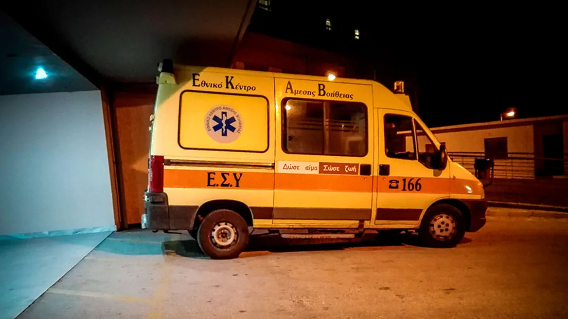 Μουριά έπεσε και καταπλάκωσε δύο άτομα σε αυλή σπιτιού στην Πάτρα