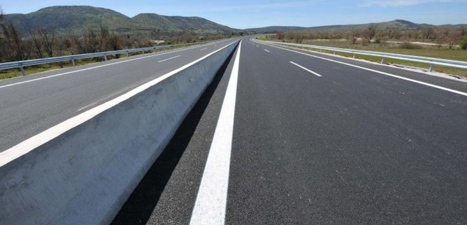 &Tau;&alpha; &epsilon;ί&delta;&alpha;&mu;&epsilon; ό&lambda;&alpha;: &Eta;&lambda;&iota;&kappa;&iota;&omega;&mu;έ&nu;&omicron;&sigmaf; &sigma;&epsilon; &alpha;&nu;&alpha;&pi;&eta;&rho;&iota;&kappa;ό &alpha;&mu;&alpha;&xi;ί&delta;&iota;&omicron; &mu;&pi;ή&kappa;&epsilon; &sigma;&tau;&omicron;&nu; &delta;&rho;ό&mu;&omicron; &kappa;&alpha;&iota;&hellip; &laquo;&sigma;&upsilon;&gamma;&kappa;&rho;&omicron;ύ&sigma;&tau;&eta;&kappa;&epsilon;&raquo; &mu;&epsilon; ό&chi;&eta;&mu;&alpha; - &Delta;&epsilon;ί&tau;&epsilon; &beta;ί&nu;&tau;&epsilon;&omicron;