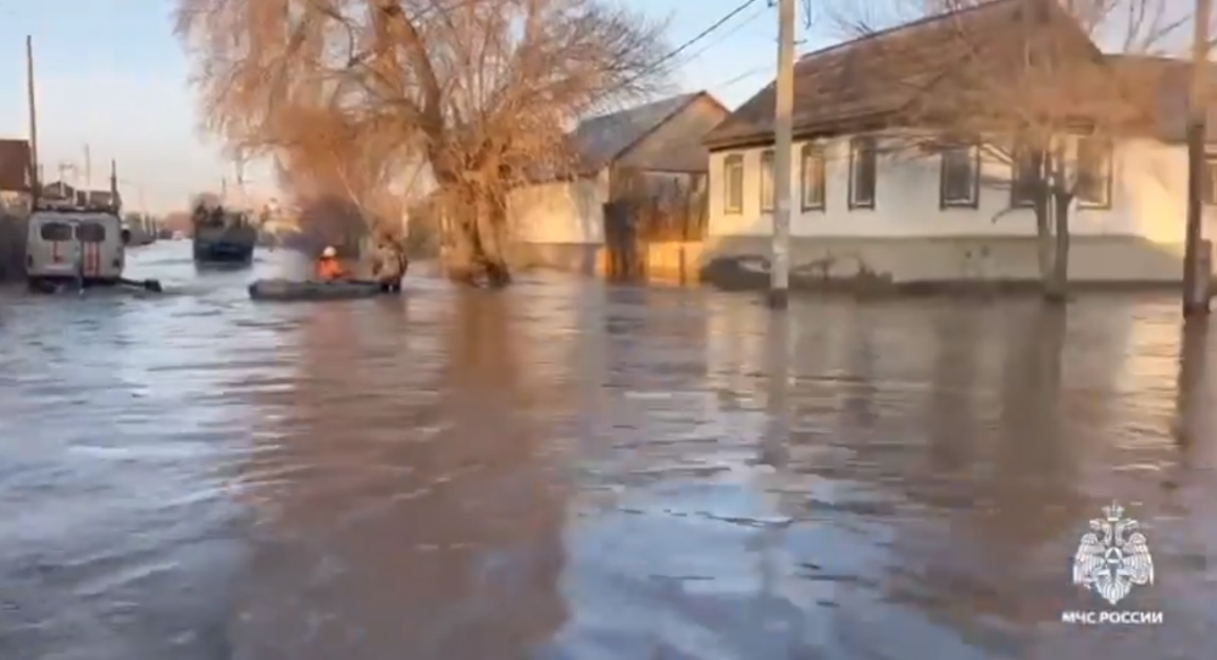 Οι αρχές της Ρωσίας απομάκρυναν περισσότερους από 700 ανθρώπους στο πλημμυρισμένο Ορσκ