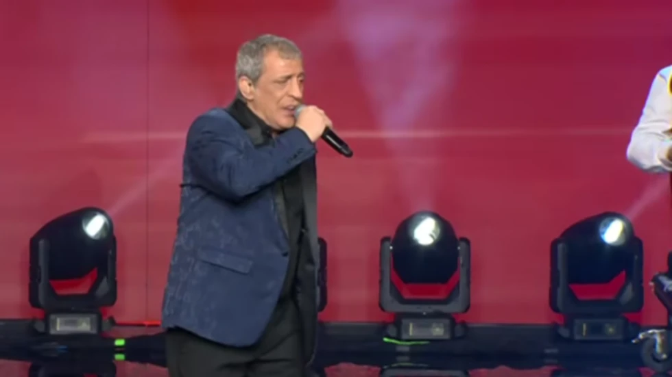 J2US: &Omicron; &Theta;έ&mu;&eta;&sigmaf; &Alpha;&delta;&alpha;&mu;&alpha;&nu;&tau;ί&delta;&eta;&sigmaf; &xi;&epsilon;&sigma;ή&kappa;&omega;&sigma;&epsilon; &tau;&omicron; &kappa;&omicron;&iota;&nu;ό &mu;&epsilon; &tau;&eta;&nu; &epsilon;&mu;&phi;ά&nu;&iota;&sigma;ή &tau;&omicron;&upsilon; - &Delta;&epsilon;ί&tau;&epsilon; &beta;ί&nu;&tau;&epsilon;&omicron;