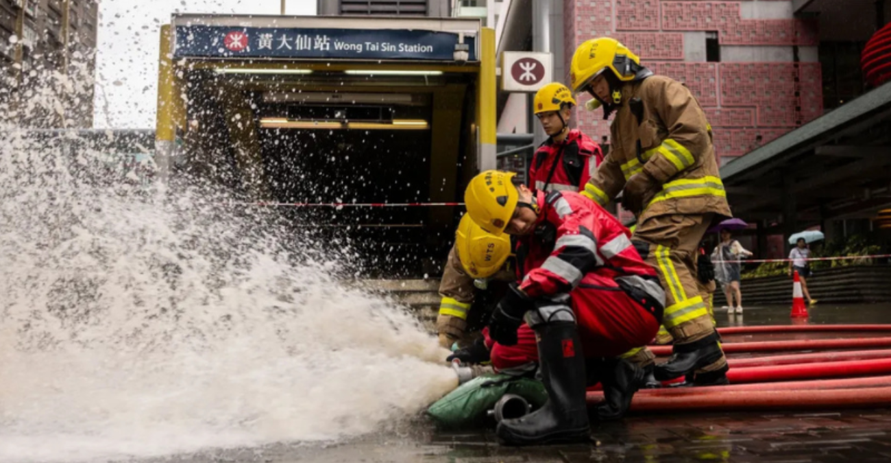 &Kappa;ί&nu;&alpha;: &Delta;ώ&delta;&epsilon;&kappa;&alpha; ά&nu;&theta;&rho;&omega;&pi;&omicron;&iota; &sigma;&kappa;&omicron;&tau;ώ&theta;&eta;&kappa;&alpha;&nu; &alpha;&pi;ό &pi;&upsilon;&rho;&kappa;&alpha;&gamma;&iota;ά &sigma;&epsilon; &kappa;&alpha;&tau;ά&sigma;&tau;&eta;&mu;&alpha; &pi;&upsilon;&rho;&omicron;&tau;&epsilon;&chi;&nu;&eta;&mu;ά&tau;&omega;&nu;