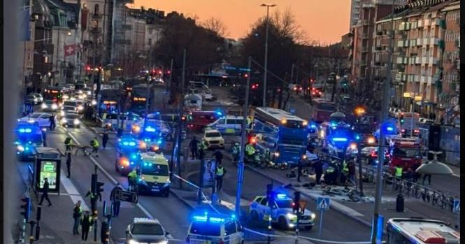 Πανικός στη Σουηδία: Λεωφορείο έπεσε πάνω σε στάση λεωφορείου – Αναφορές για νεκρούς