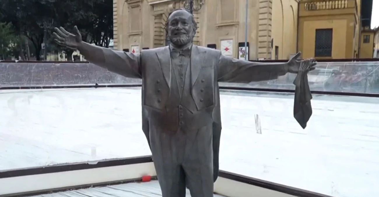 Σάλος στην Ιταλία με άγαλμα του Παβαρότι: Έφτιαξαν παγοδρόμιο γύρω του