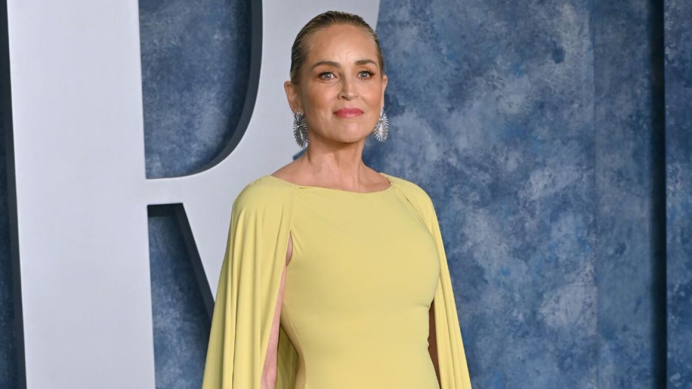 H &Sigma;ά&rho;&omicron;&nu; &Sigma;&tau;ό&omicron;&upsilon;&nu; &alpha;&pi;&omicron;&kappa;ά&lambda;&upsilon;&psi;&epsilon; &pi;&omicron;&iota;&omicron;&sigmaf; &eta;&theta;&omicron;&pi;&omicron;&iota;ό&sigmaf; &phi;&iota;&lambda;ά&epsilon;&iota; &kappa;&alpha;&lambda;ύ&tau;&epsilon;&rho;&alpha; &sigma;&tau;&omicron; &Chi;ό&lambda;&iota;&gamma;&omicron;&upsilon;&nu;&tau; &kappa;&alpha;&iota; &sigma;&epsilon; &pi;&omicron;&iota;&alpha; &tau;&alpha;&iota;&nu;ί&alpha; &tau;&eta;&nu; &phi;ί&lambda;&eta;&sigma;&epsilon; &kappa;&alpha;&iota; &tau;&eta;&nu; &laquo;ά&phi;&eta;&sigma;&epsilon; ά&phi;&omega;&nu;&eta;&raquo;