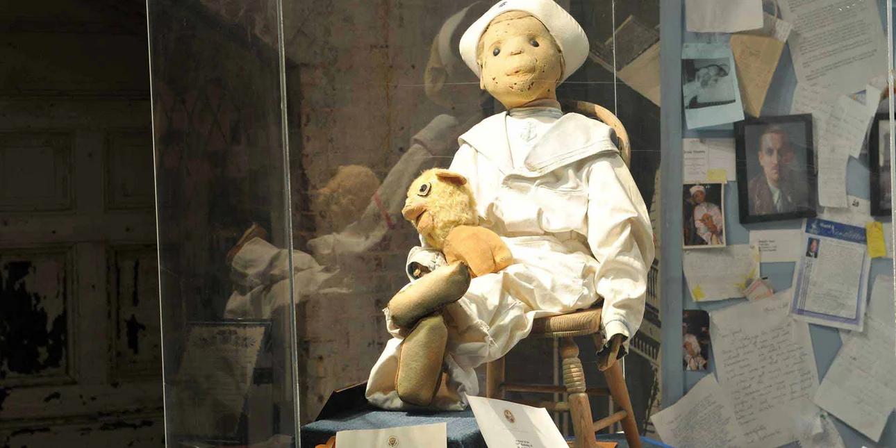 Robert the Doll: Η ιστορία της πιο στοιχειωμένης κούκλας του κόσμου - Γιατί όλοι φοβούνται να την φωτογραφίσουν