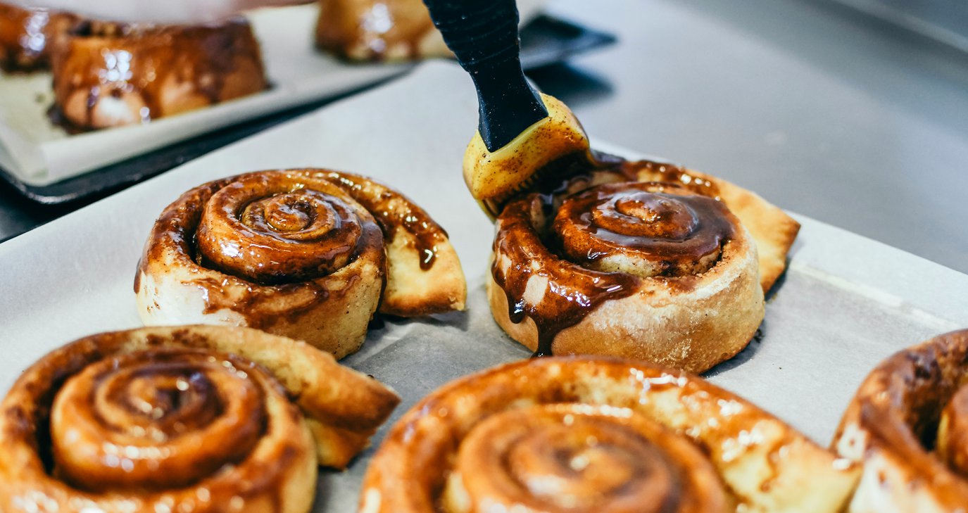 Είσαι λάτρης των cinnamon rolls; Τώρα μπορείς να τα απολαύσεις δίπλα από τη θάλασσα