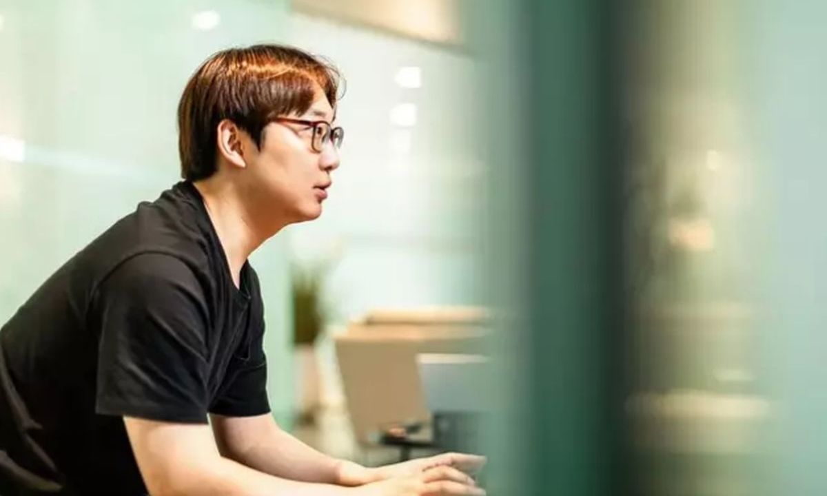 &Omicron; ά&nu;&theta;&rho;&omega;&pi;&omicron;&sigmaf; &mu;&epsilon; &tau;&omicron; &mu;&epsilon;&gamma;&alpha;&lambda;ύ&tau;&epsilon;&rho;&omicron; IQ &tau;&omicron;&upsilon; &kappa;ό&sigma;&mu;&omicron;&upsilon; &pi;&rho;&omicron;&beta;&lambda;έ&pi;&epsilon;&iota; &tau;&omicron; &mu;έ&lambda;&lambda;&omicron;&nu; &tau;&omega;&nu; &kappa;&rho;&upsilon;&pi;&tau;&omicron;&nu;&omicron;&mu;&iota;&sigma;&mu;ά&tau;&omega;&nu;