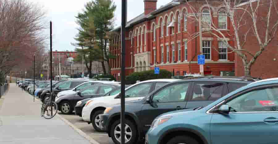 Σπάζουν τζάμια αυτοκινήτων και αρπάζουν ό,τι βρουν, ακόμη και νωρίς το απόγευμα – Δείτε φωτογραφία