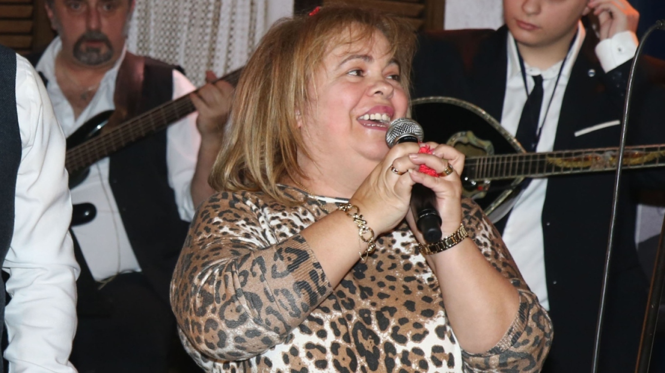 Έ&phi;&eta; &Theta;ώ&delta;&eta;: Ή&mu;&omicron;&upsilon;&nu; &kappa;&omicron;ύ&kappa;&lambda;&alpha;, &mu;&epsilon; &epsilon;&rho;&omega;&tau;&epsilon;&upsilon;ό&nu;&tau;&omicron;&upsilon;&sigma;&alpha;&nu; ό&lambda;&omicron;&iota;, &pi;ή&gamma;&alpha;&iota;&nu;&alpha; &sigma;&tau;&alpha; &pi;&alpha;&nu;&eta;&gamma;ύ&rho;&iota;&alpha; &kappa;&alpha;&iota; &sigma;&eta;&kappa;ώ&nu;&omicron;&nu;&tau;&alpha;&nu; ό&rho;&theta;&iota;&omicron;&iota;