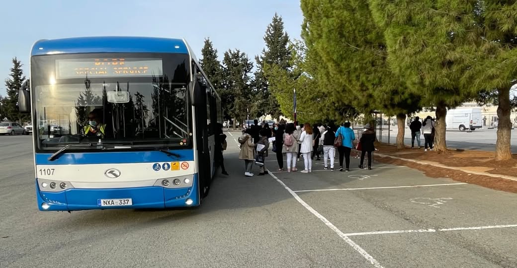 Οδηγός λεωφορείου κατέβασε παιδί με απώλεια ακοής στη μέση του δρόμου