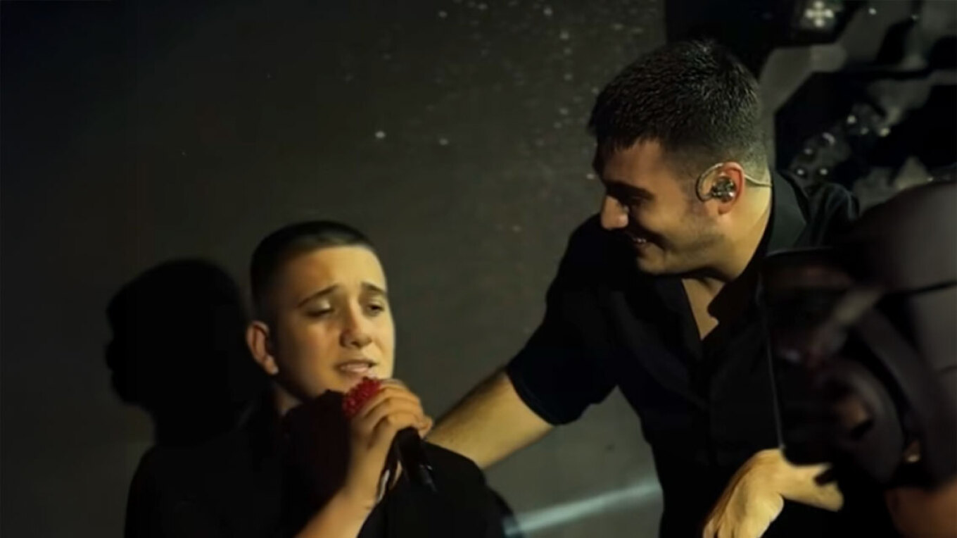 Κωνσταντίνος Κακοκσαίος: Ο μικρότερος γιος του Πλούταρχου, Κωνσταντίνος τραγούδησε «Φυσάει πολύ»