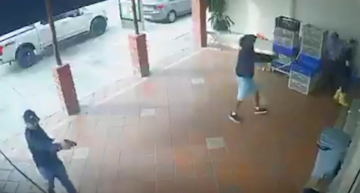 VIDEO: &Sigma;&kappa;&lambda;&eta;&rho;έ&sigmaf; &epsilon;&iota;&kappa;ό&nu;&epsilon;&sigmaf; - &Eta; &sigma;&tau;&iota;&gamma;&mu;ή &pi;&omicron;&upsilon; &omicron;&iota; &delta;&rho;ά&sigma;&tau;&epsilon;&sigmaf; &alpha;&nu;&omicron;ί&gamma;&omicron;&upsilon;&nu; &pi;&upsilon;&rho; &kappa;&alpha;&iota; &delta;&omicron;&lambda;&omicron;&phi;&omicron;&nu;&omicron;ύ&nu; &tau;&omicron;&nu; &delta;&iota;&epsilon;&theta;&nu;ή &pi;&omicron;&delta;&omicron;&sigma;&phi;&alpha;&iota;&rho;&iota;&sigma;&tau;ή