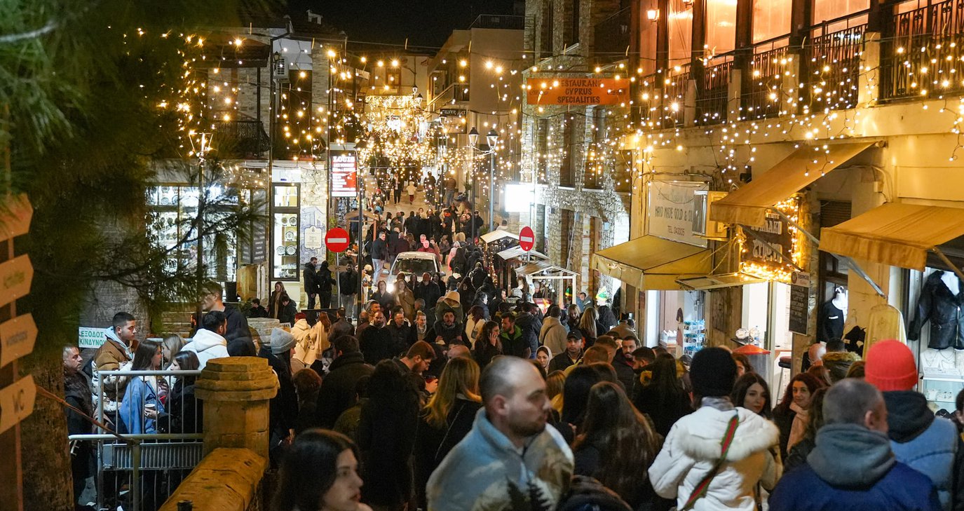 Οδηγοί Προσοχή: Συμφόρηση της κυκλοφορίας σε Χριστουγεννιάτικο Χωριό – Γεμάτα τα πάρκινγκ