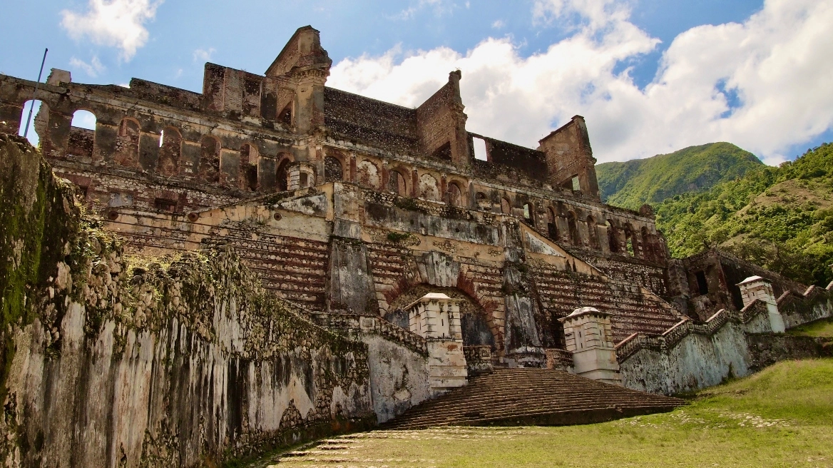 Τραγωδία στην Αϊτή: Τουλάχιστον 30 νεκροί σε ποδοπάτημα σε δημοφιλές αξιοθέατο - Βίντεο από το σημείο