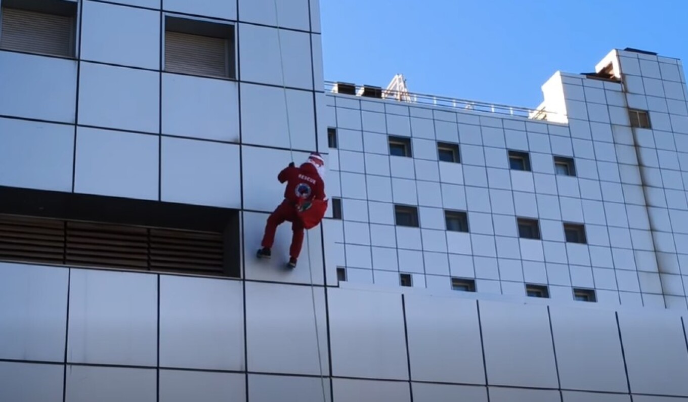 Ο Άγιος Βασίλης κατέβηκε με… σχοινιά στην παιδιατρική κλινική του νοσοκομείου Βόλου Ο Άγιος Βασίλης κατέβηκε με… σχοινιά στην παιδιατρική κλινική του νοσοκομείου Βόλου