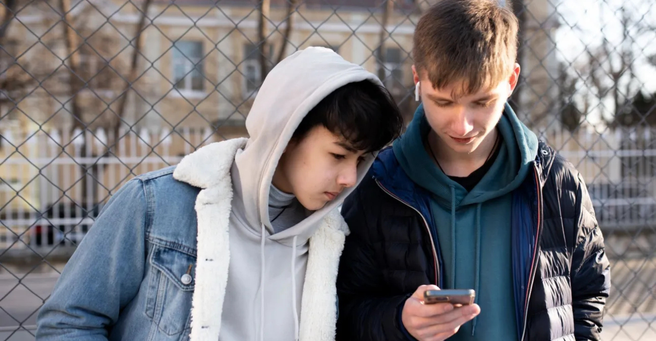 &Beta;&rho;&epsilon;&tau;&alpha;&nu;ί&alpha;: &Omicron;&iota; &beta;&omicron;&upsilon;&lambda;&epsilon;&upsilon;&tau;έ&sigmaf; &alpha;&pi;έ&rho;&rho;&iota;&psi;&alpha;&nu; &tau;&eta;&nu; &alpha;&pi;&alpha;&gamma;ό&rho;&epsilon;&upsilon;&sigma;&eta; &tau;&omega;&nu; social media &sigma;&epsilon; &pi;&alpha;&iota;&delta;&iota;ά &kappa;ά&tau;&omega; &tau;&omega;&nu; 16 &epsilon;&tau;ώ&nu;