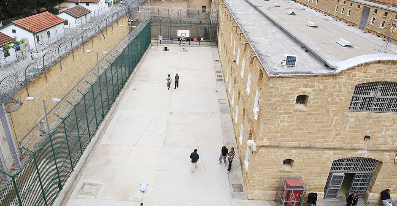 Άκουσαν την ποινή τους οι δύο δεσμοφύλακες Άκουσαν την ποινή τους οι δύο δεσμοφύλακες