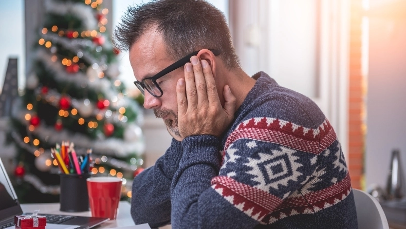 Happy Hangover: &Eta; &epsilon;&xi;ή&gamma;&eta;&sigma;&eta; &sigma;&tau;&omicron; &tau;&iota; &sigma;&omicron;&upsilon; &sigma;&upsilon;&mu;&beta;&alpha;ί&nu;&epsilon;&iota; ό&tau;&alpha;&nu; &tau;&eta; &mu;ί&alpha; &mu;έ&rho;&alpha; &pi;&epsilon;&rho;&nu;ά&sigmaf; &tau;έ&lambda;&epsilon;&iota;&alpha; &kappa;&alpha;&iota; &tau;&eta;&nu; &epsilon;&pi;ό&mu;&epsilon;&nu;&eta; &nu;&iota;ώ&theta;&epsilon;&iota;&sigmaf; &chi;ά&lambda;&iota;&alpha;