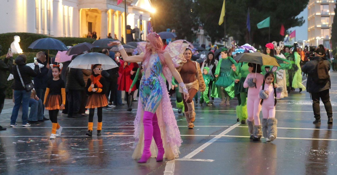 &Epsilon;&nu;&tau;&upsilon;&pi;&omega;&sigma;&iota;&alpha;&kappa;έ&sigmaf; &epsilon;&iota;&kappa;ό&nu;&epsilon;&sigmaf; &alpha;&pi;ό &tau;&eta;&nu; &epsilon;ί&sigma;&omicron;&delta;&omicron; &tau;&omicron;&upsilon; &beta;&alpha;&sigma;&iota;&lambda;&iota;ά &kappa;&alpha;&rho;&nu;ά&beta;&alpha;&lambda;&omicron;&upsilon; &sigma;&tau;&eta;&nu; &Pi;ά&phi;&omicron; &upsilon;&pi;ό &beta;&rho;&omicron;&chi;ή - &Tau;&omicron; ά&rho;&mu;&alpha; &mu;&epsilon; &tau;&omicron; &mu;&alpha;&gamma;&epsilon;&mu;έ&nu;&omicron; &delta;ά&sigma;&omicron;&sigmaf; - &Delta;&epsilon;ί&tau;&epsilon; &beta;ί&nu;&tau;&epsilon;&omicron; &kappa;&alpha;&iota; &phi;&omega;&tau;&omicron;&gamma;&rho;&alpha;&phi;ί&epsilon;&sigmaf;