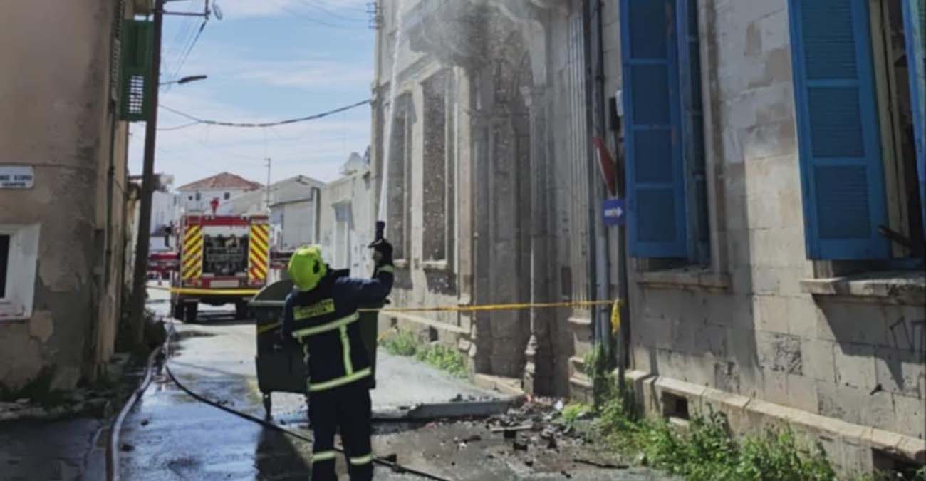 Λαμβάνουν καταθέσεις για το εγκαταλελειμμένο κτίριο που τυλίχθηκε στις φλόγες – Παραμένει υπό φρούρηση η περιοχή Λαμβάνουν καταθέσεις για το εγκαταλελειμμένο κτίριο που τυλίχθηκε στις φλόγες – Παραμένει υπό φρούρηση η περιοχή